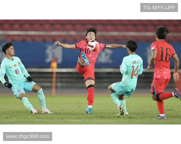 中国足球队备战亚洲杯 新帅目标冲击四强 训练状态积极备战赛事